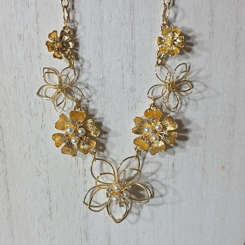 Evie & Emma Adorable Gold Wire Floral Necklace
